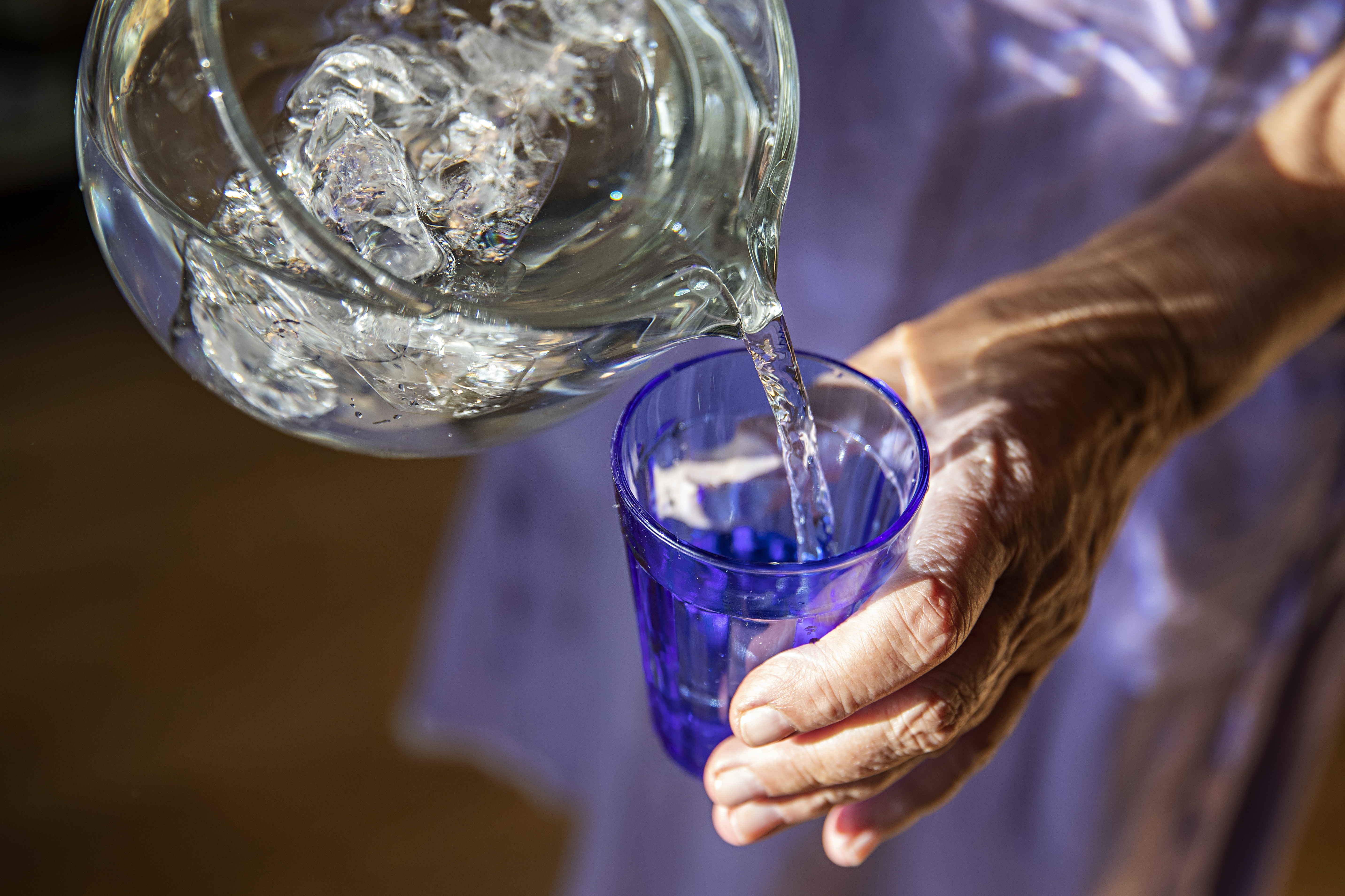 Billede af en kande vand og et vandglas. Vand påvirker ikke blodsukkeret, når man har diabetes.