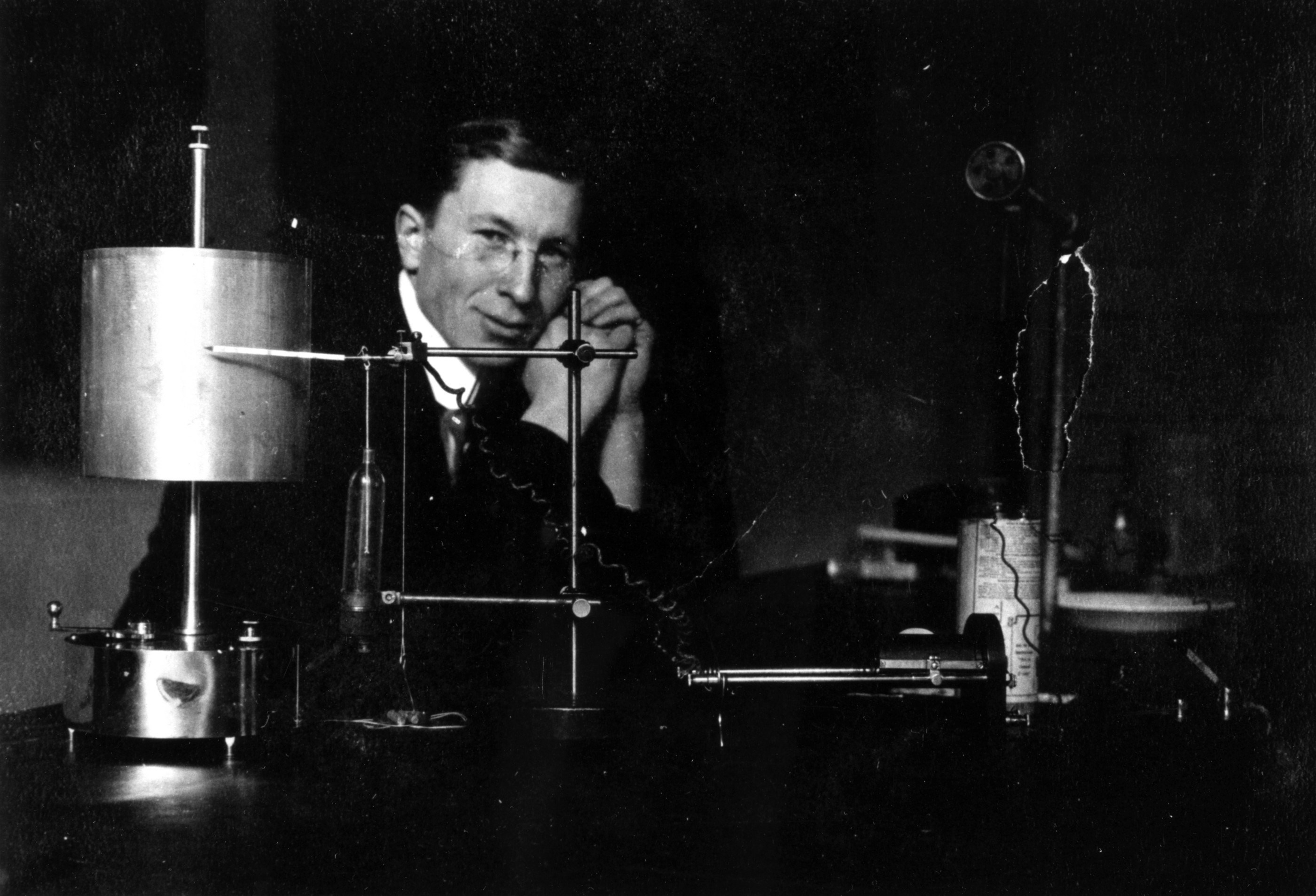 Arkivfoto af Banting i laboratoriet i 1925