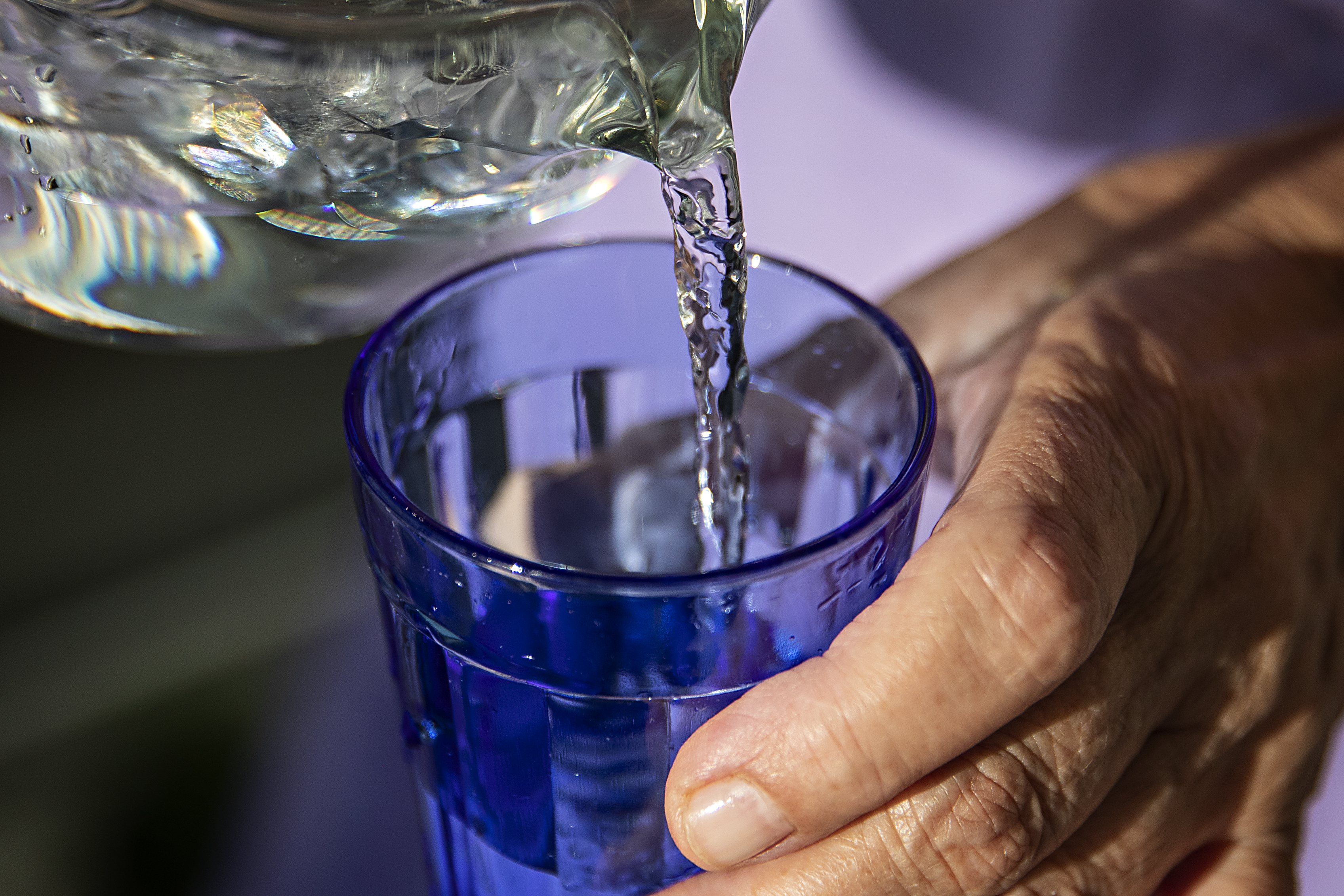 Billede af et glas vand som symbol på øget tørst