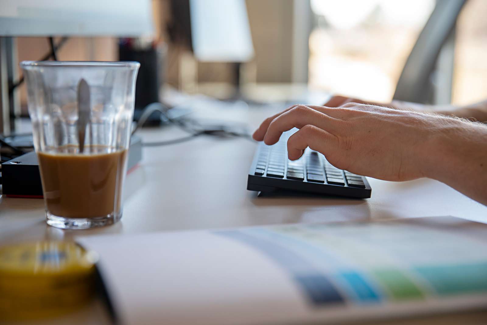 Billede af persons hænder, der skriver på tastatur.
