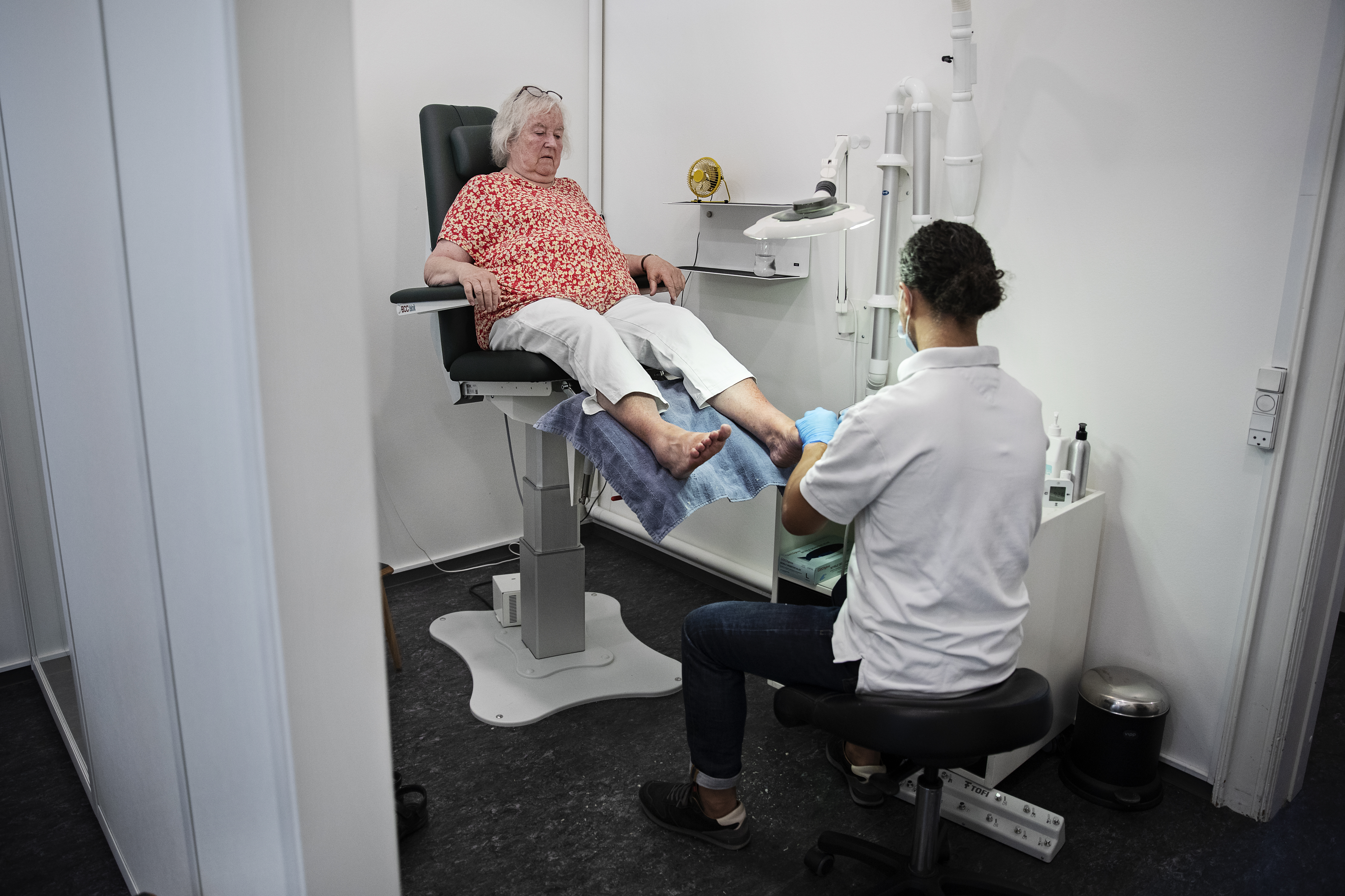 Billede af en person med diabetes, der går til fodterapeutbehandling