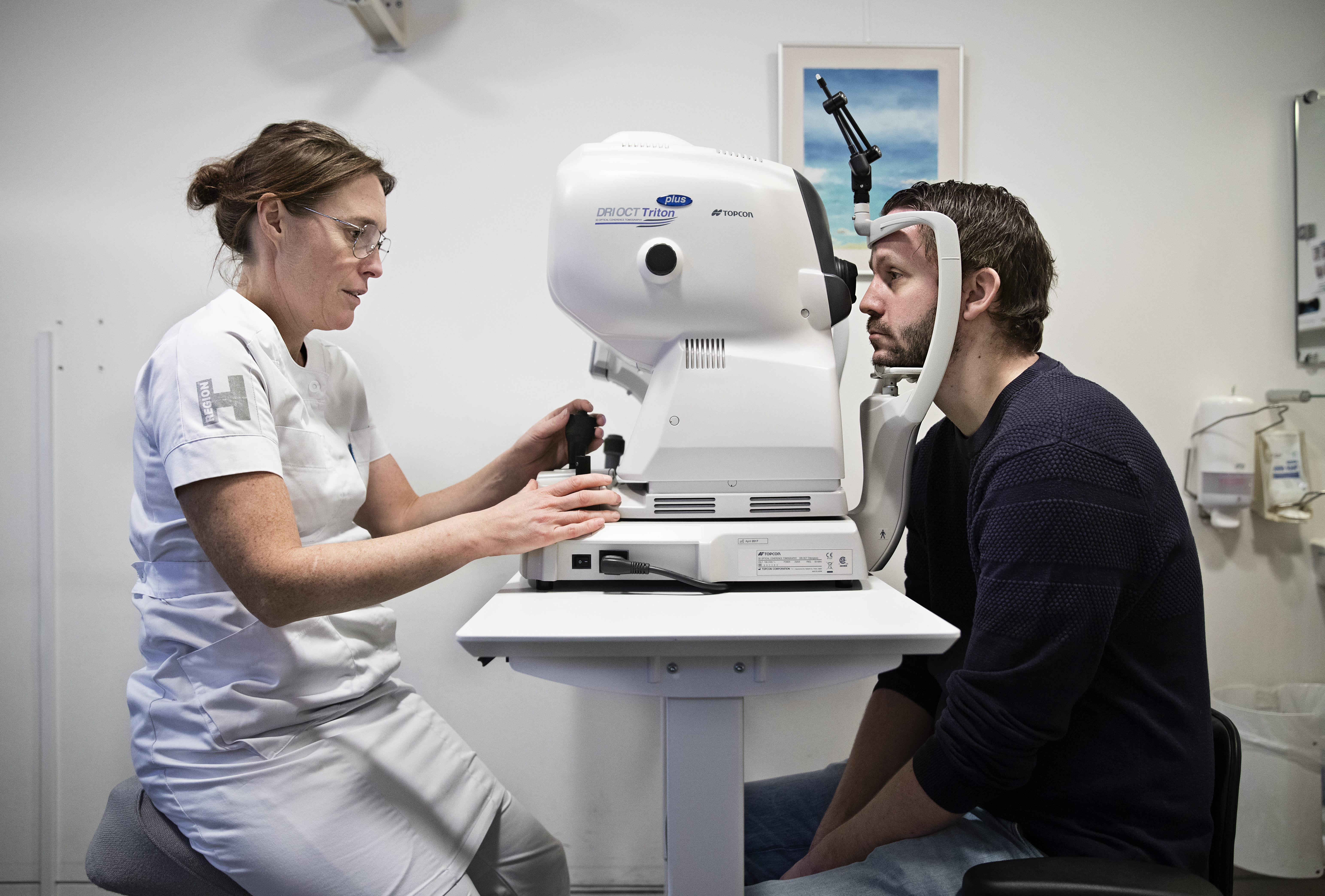 Billede af en mand med type 1-diabetes, der får taget et billede af sine øjne.