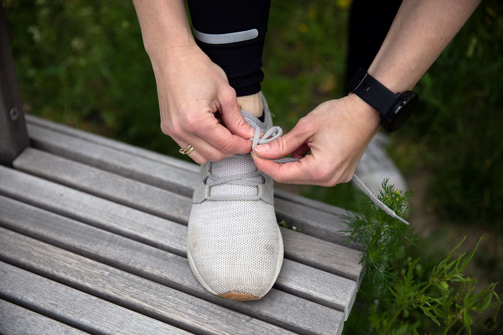 Billede af kvinde, der snører sine løbesko.