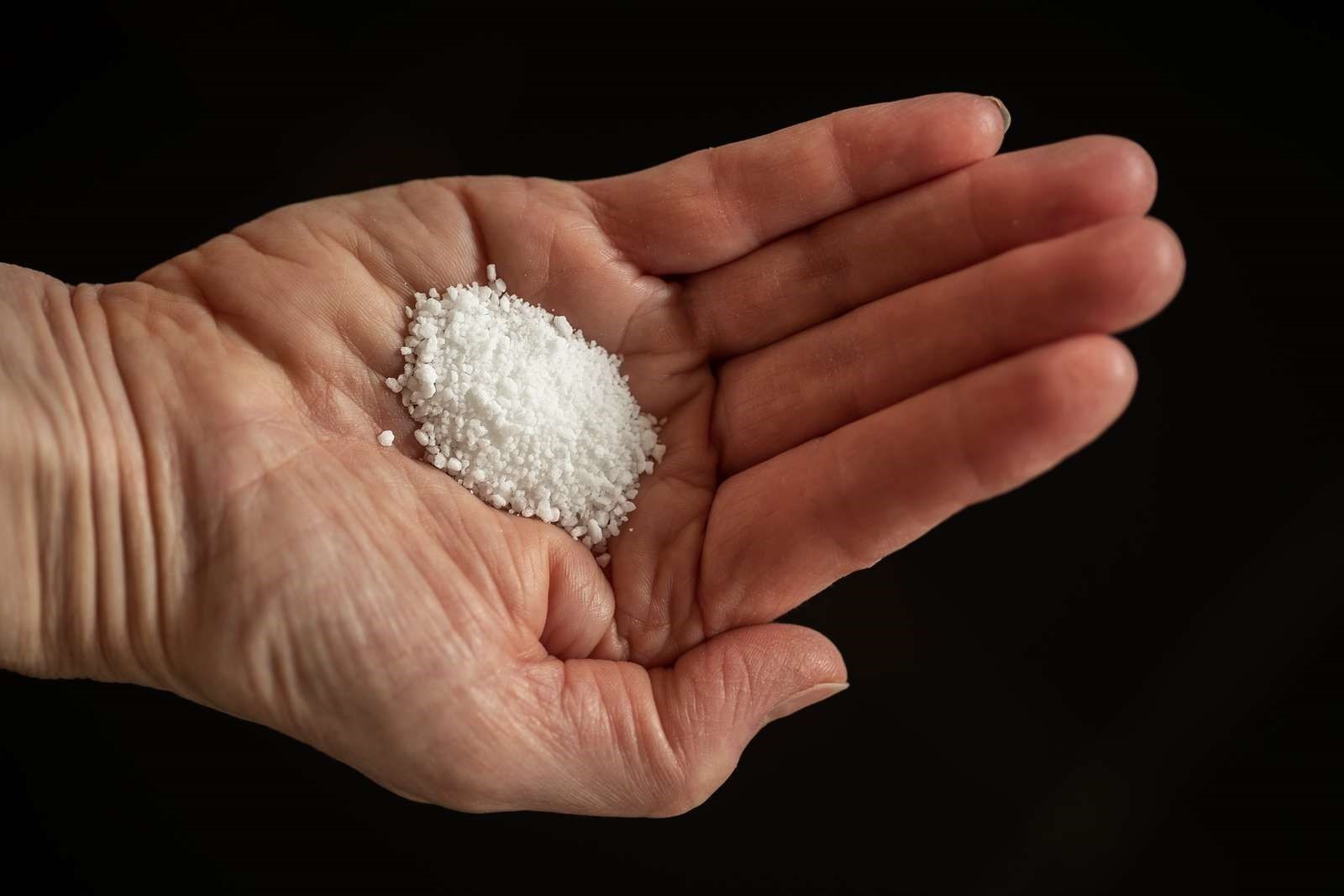 Billede af en hånd med salt i 