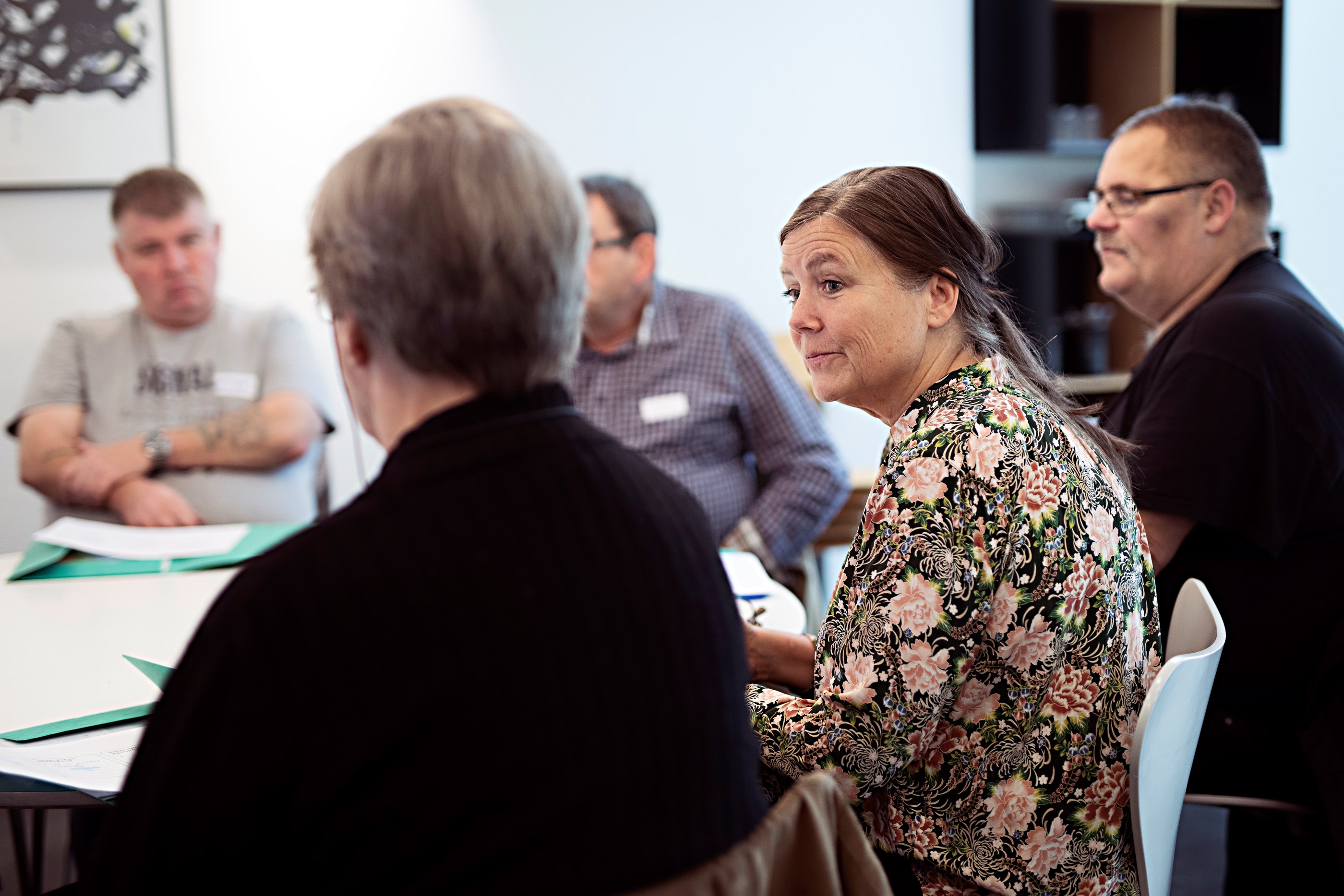 Billede af en gruppe der snakker sammen og lytter