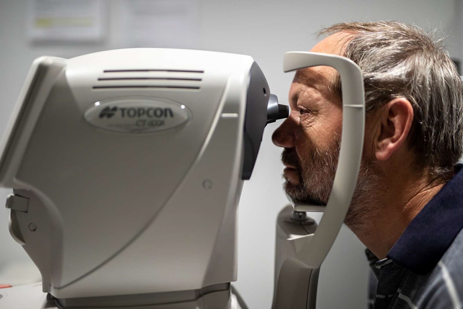 Billede af en mand, der får undersøgt sine øjne på en øjenklinik.