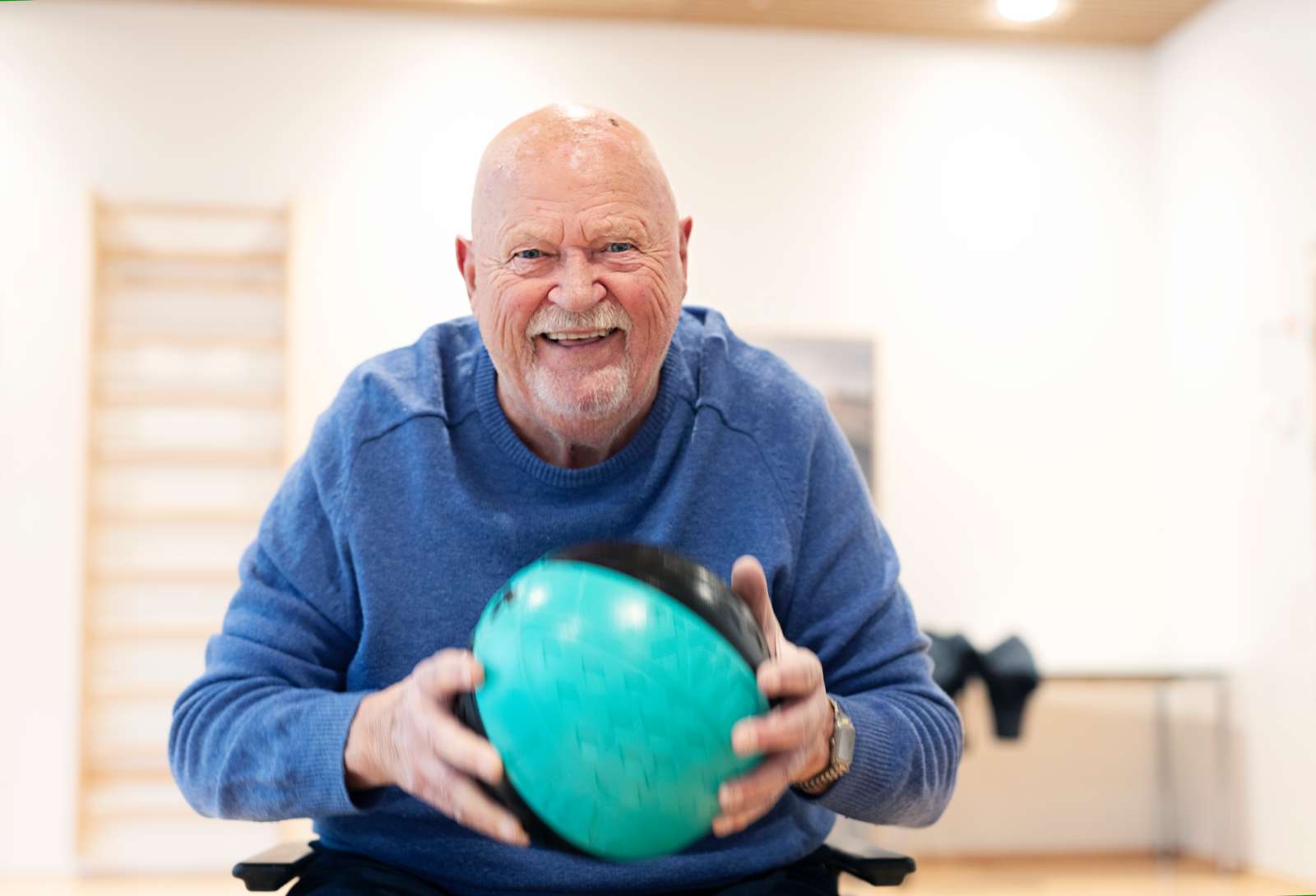 Billede af en mand, som holder en bold i hænderne.