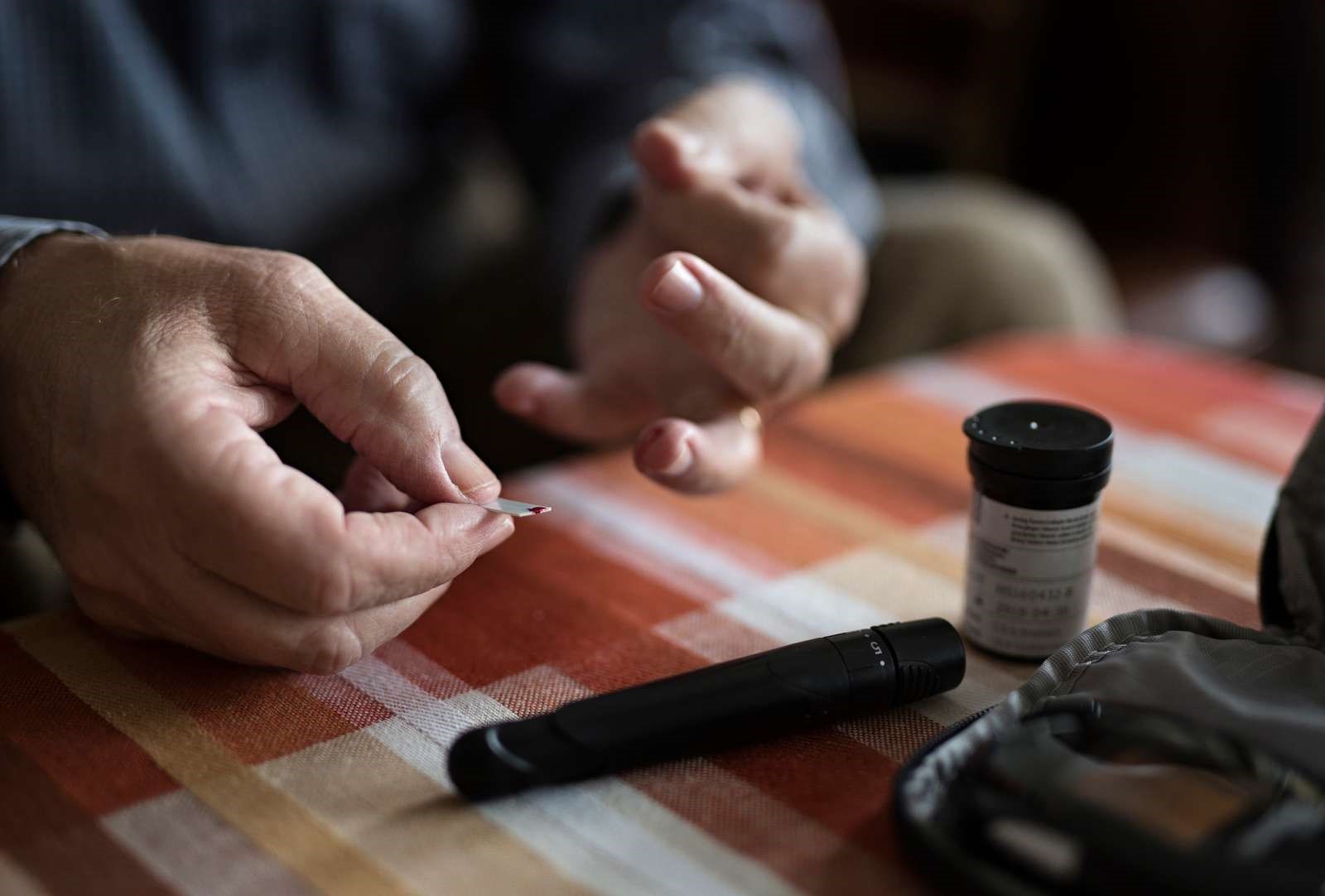 Billede af en, der skal til at lave en blodsukkermåling