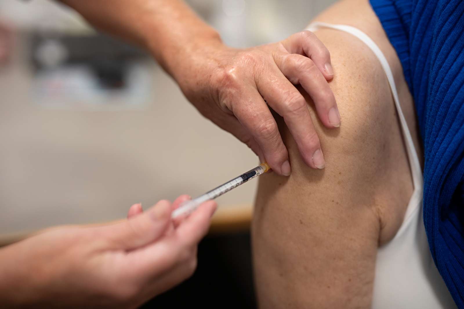 Billede af en person, som får en vaccination mod covid-19.