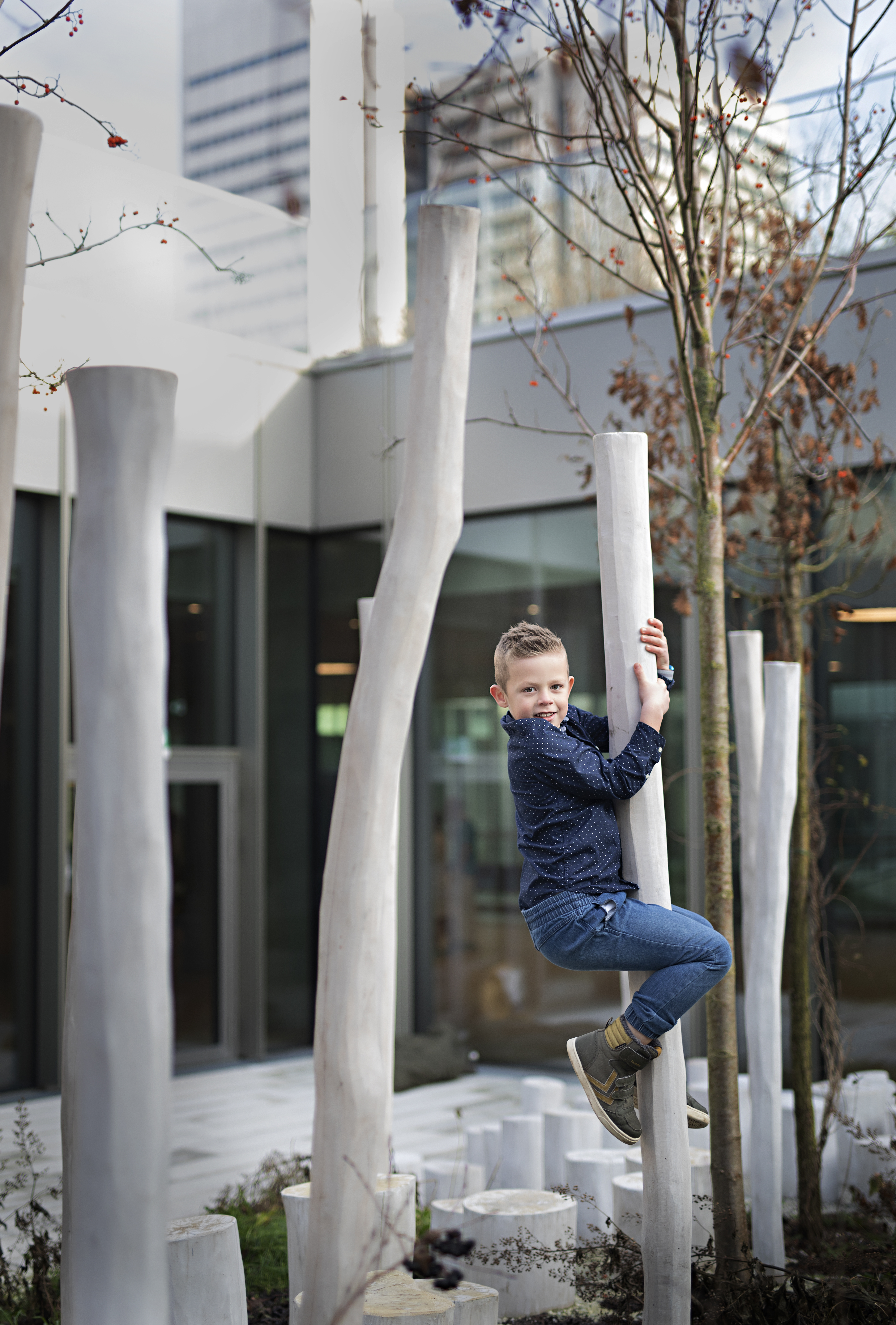 Billede af et barn med type 1-diabetes, der leger udenfor.