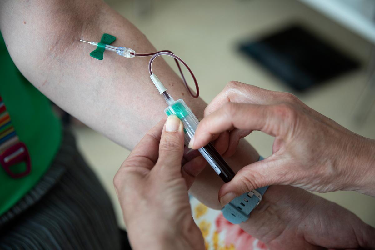 Billede af en blodprøve i armen