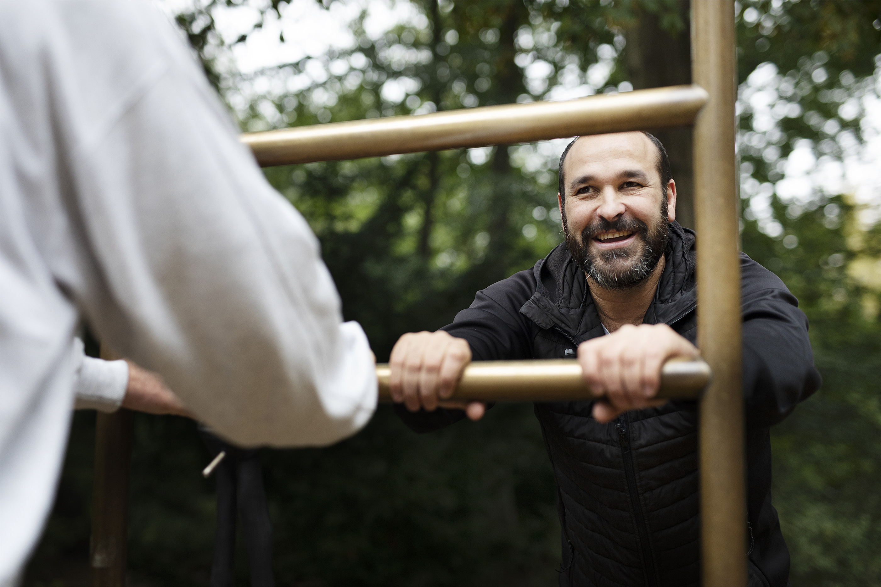 Billede af en mand, der er fysisk aktiv.