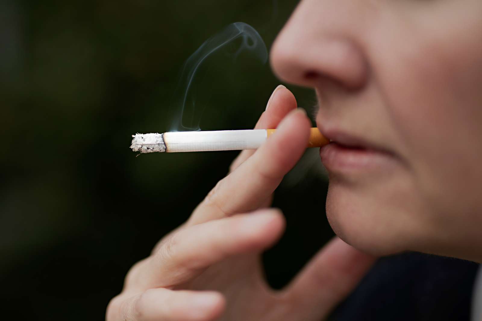 Billede af en person, der ryger en cigaret.