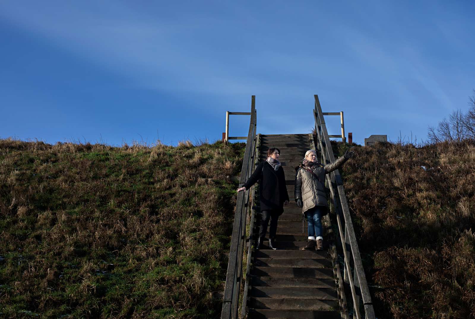 Billede af to kvinder, der er ude at gå sammen.