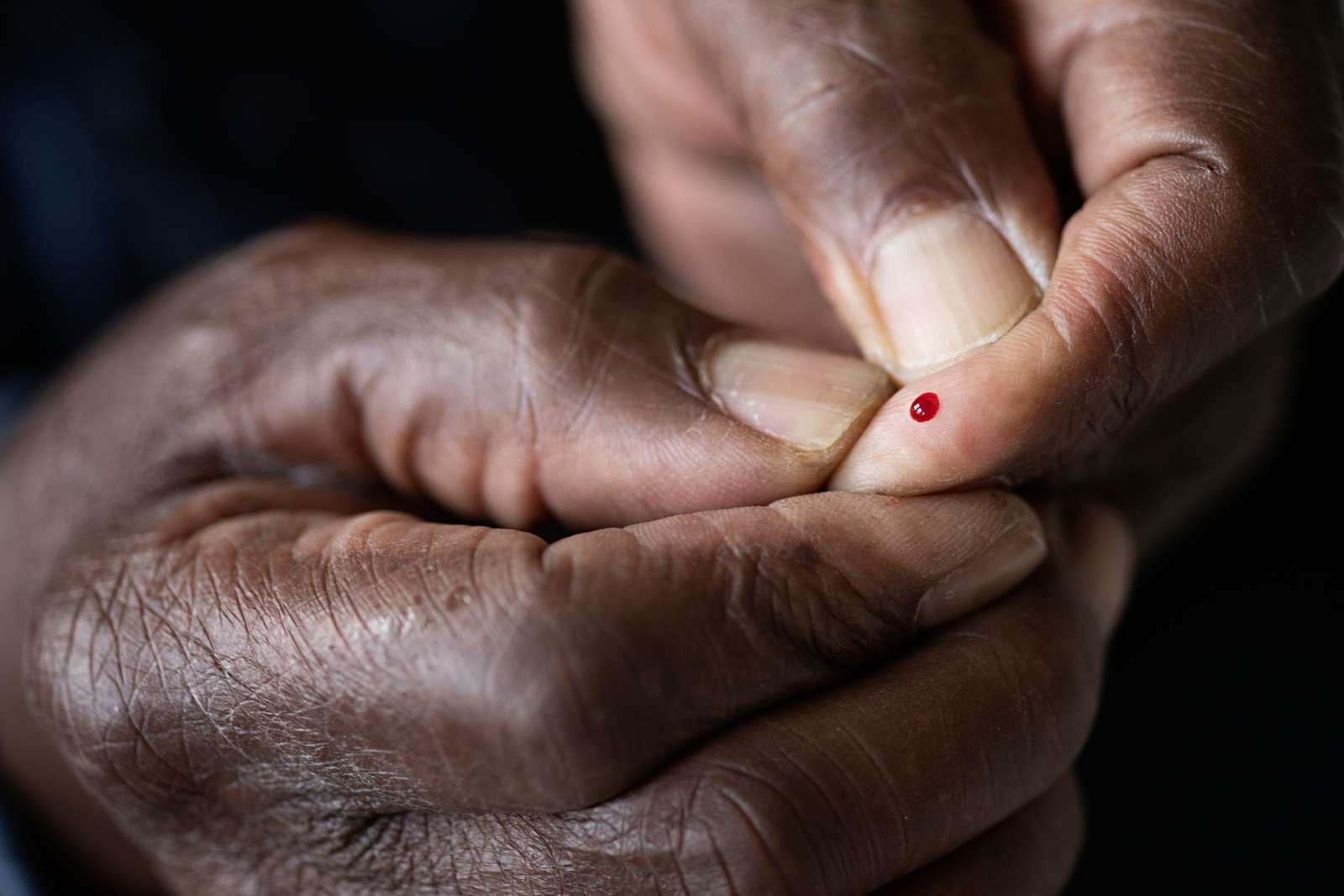 Billede af en bloddråbe på en finger.