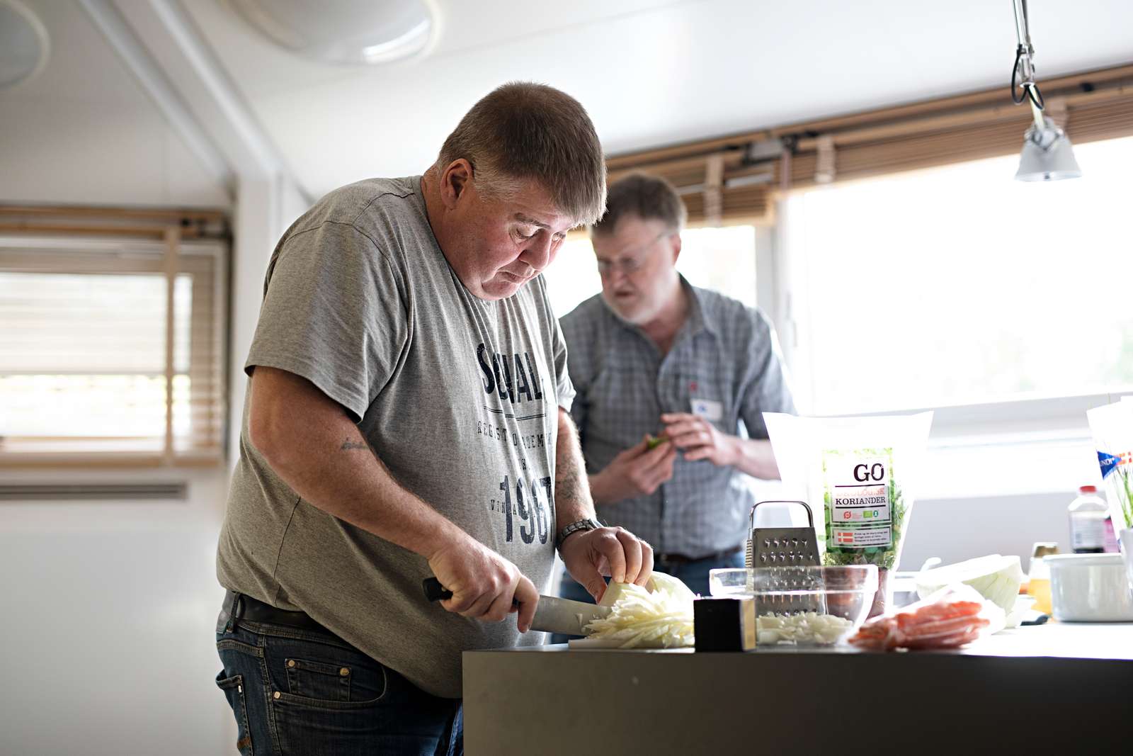 Billede af mand, der snitter kål.