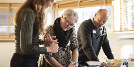 Billede af personer, der lærer at tælle kulhydrater