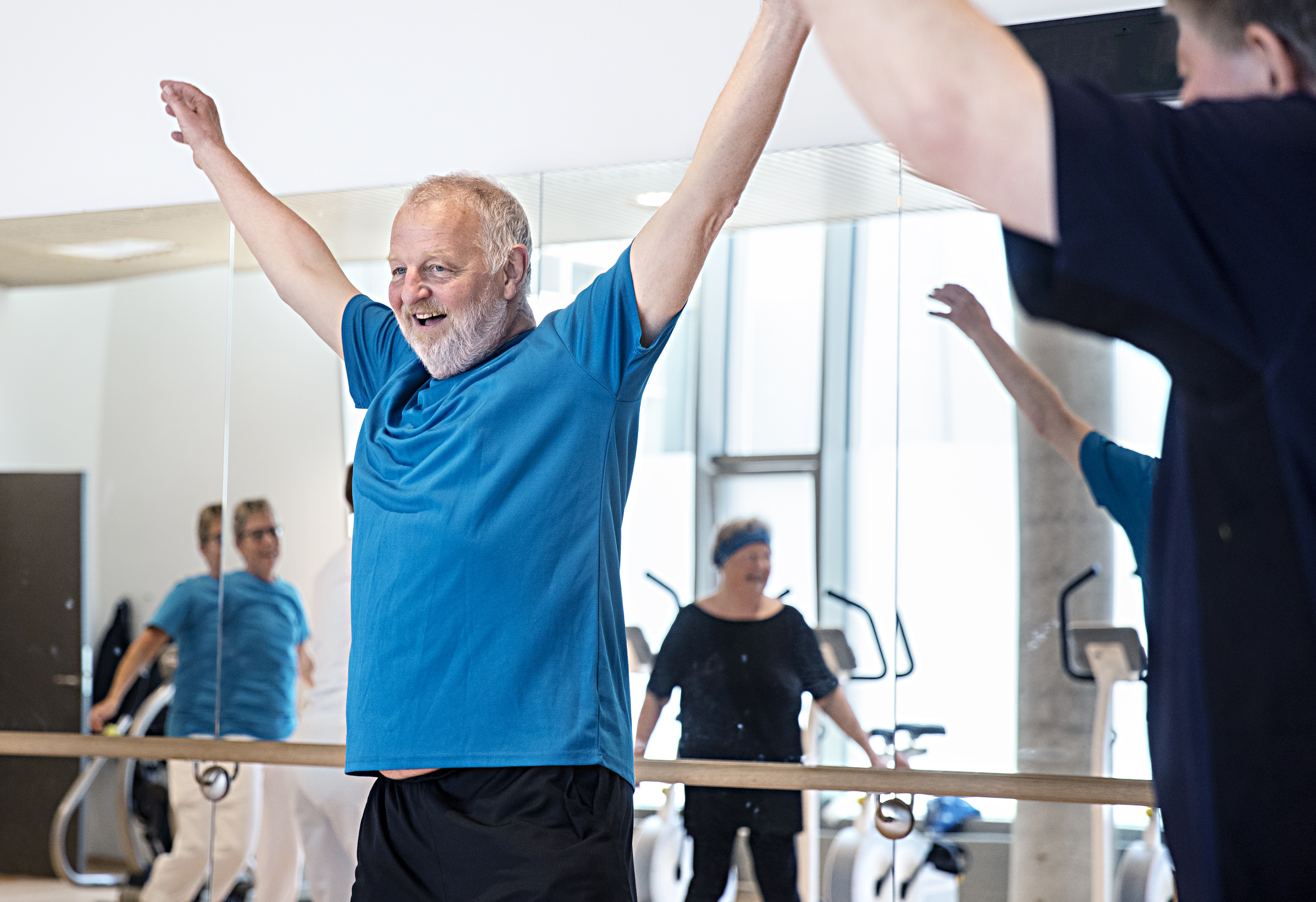 Billede af en mand der dyrker motion i en træningssal.