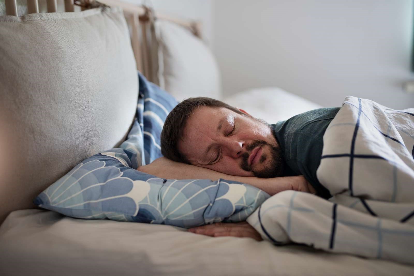 Billede af mand der sover i sin seng