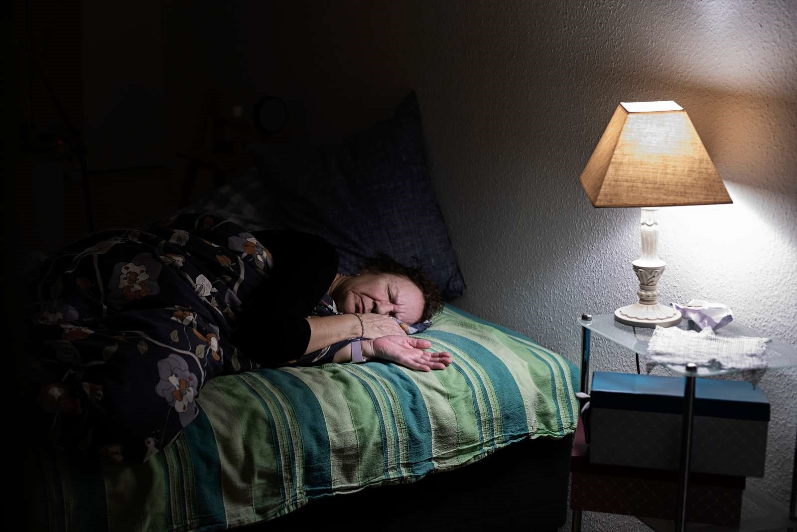 Billede af en kvinde, der ligger i sin seng og sover