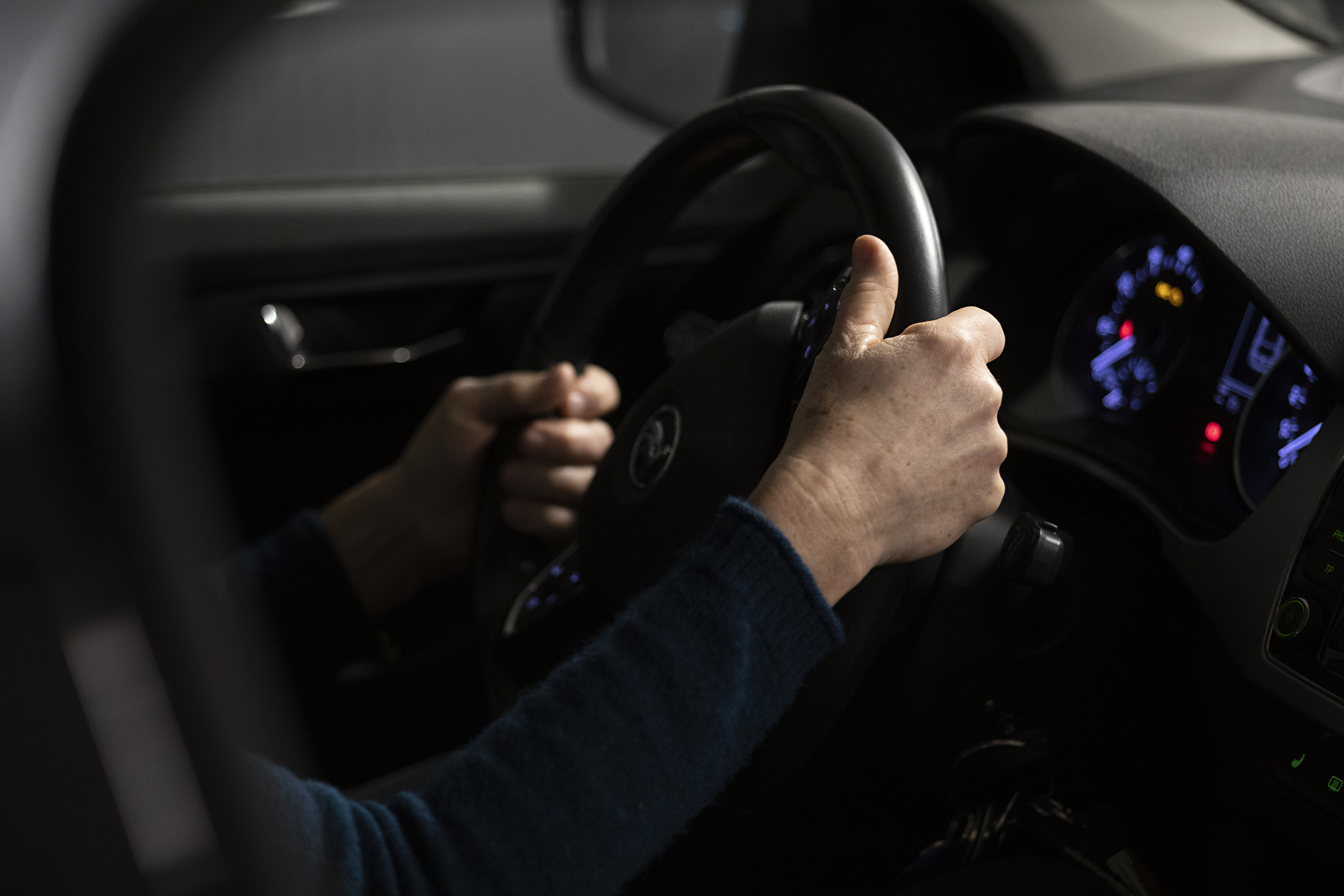 Billede af en person med diabetes, der kører bil.