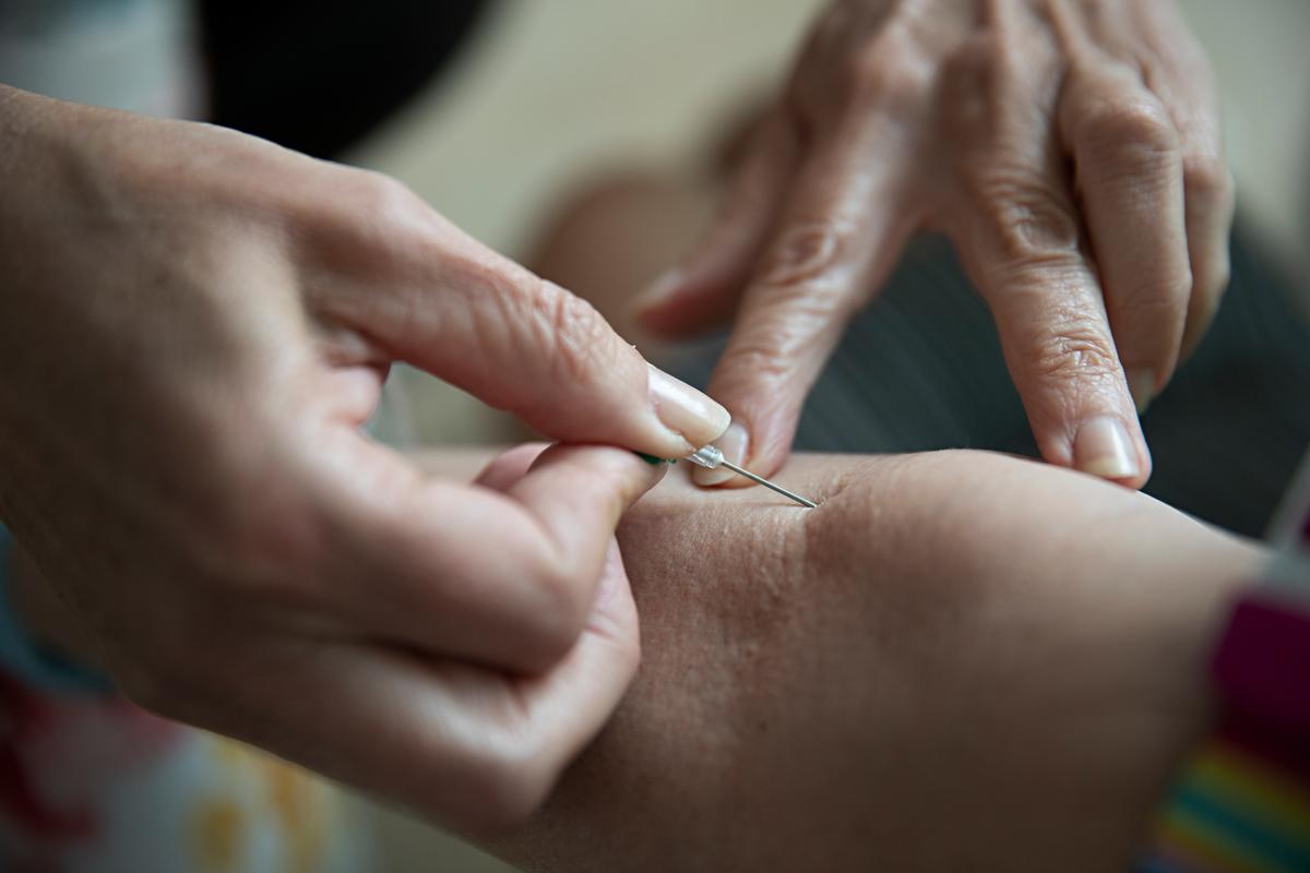 Billede af en blodprøve i armen