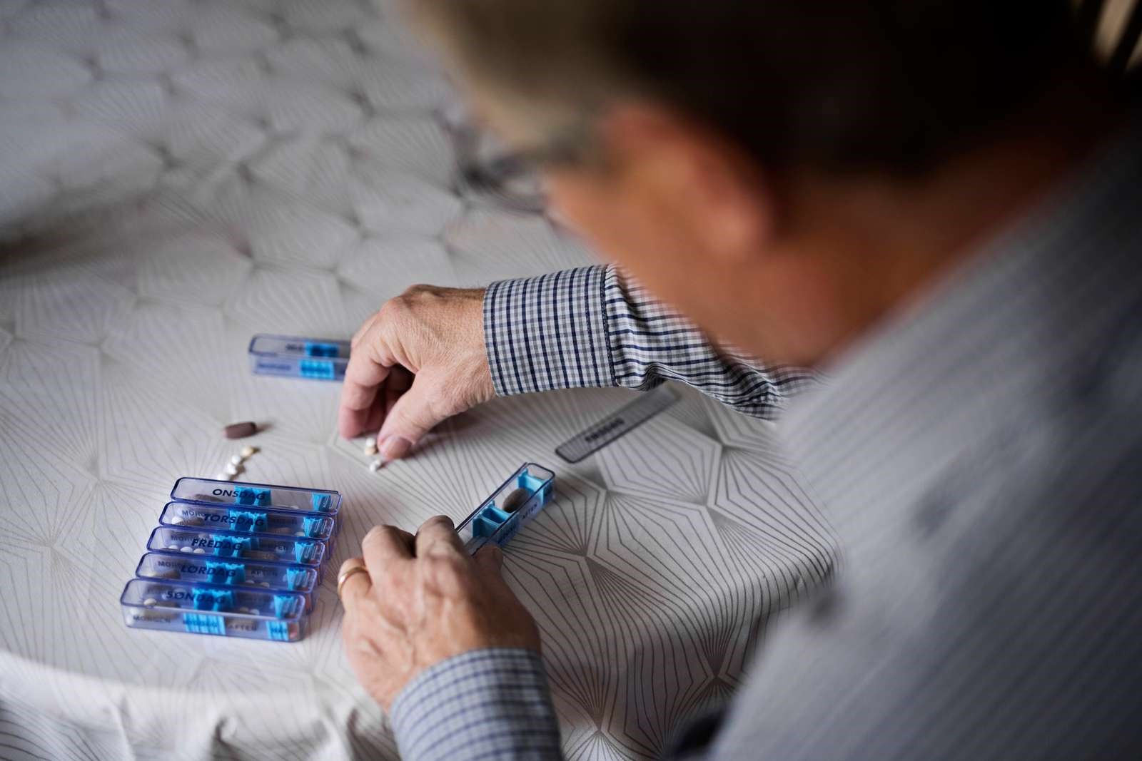 Person med diabetes, der håndterer medicin