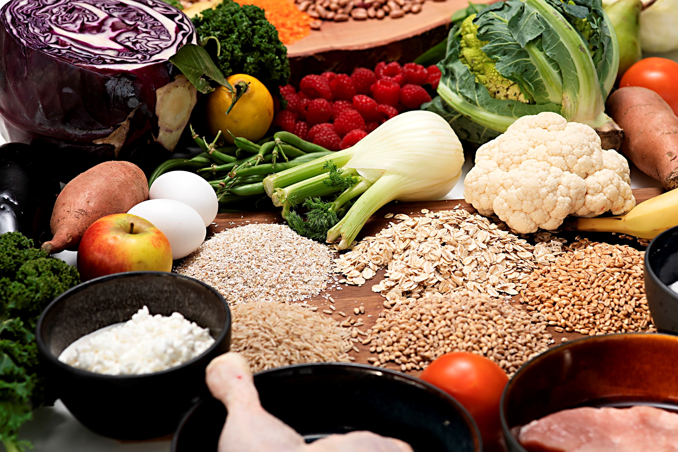 Billede af forskellige råvarer på et bord