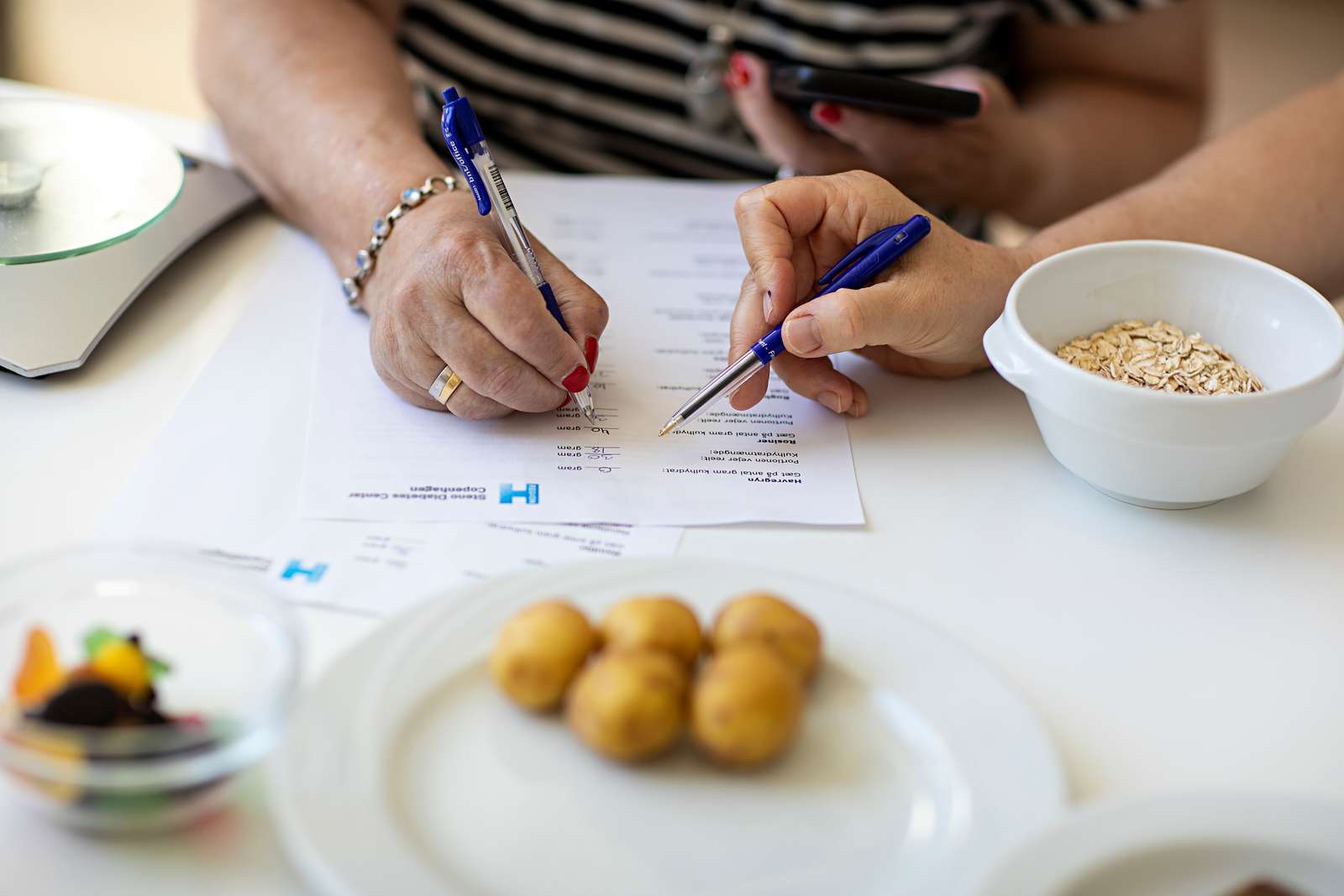 Billede af kvinde, som tæller kulhydrater.