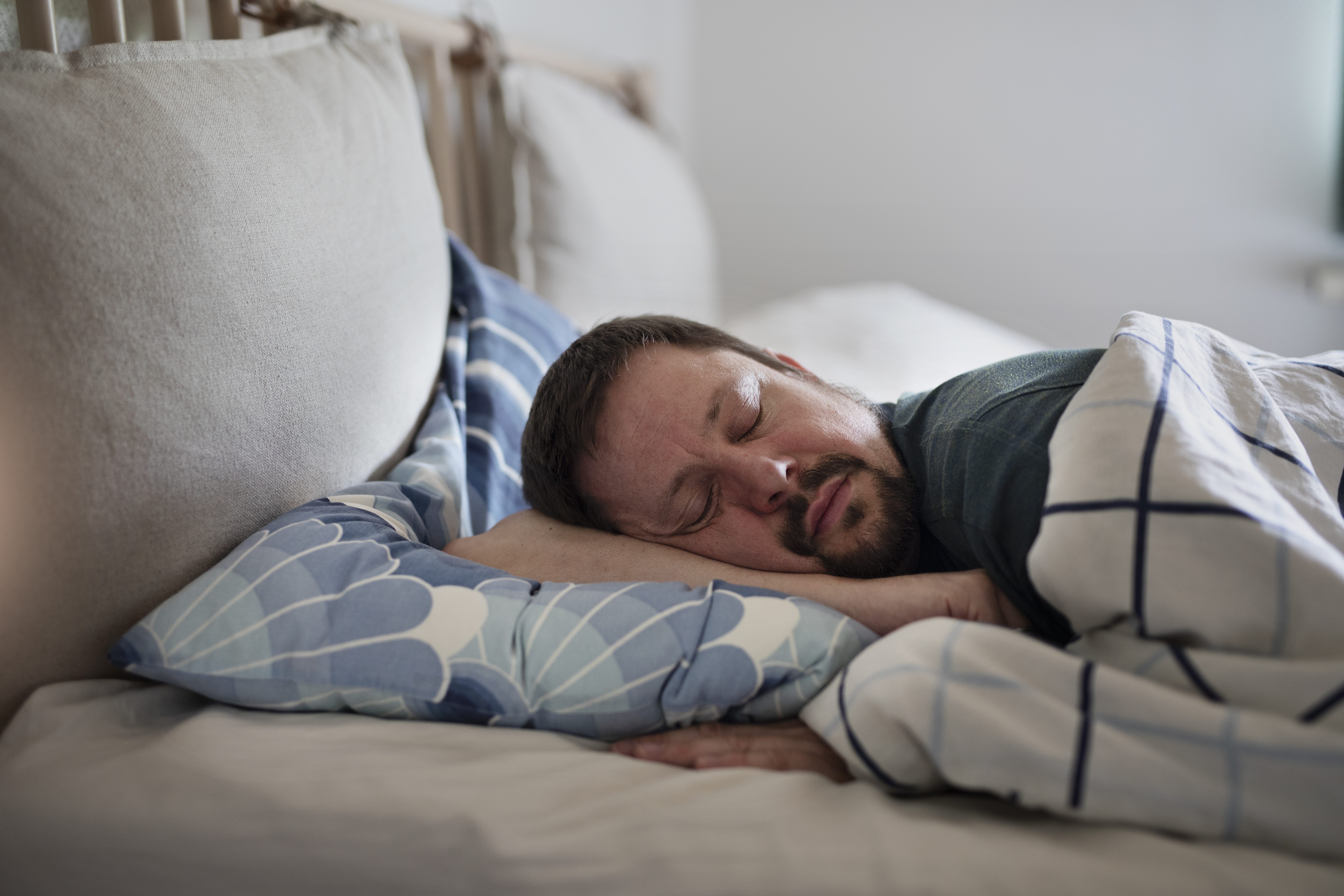 Billede af en mand, der sover.