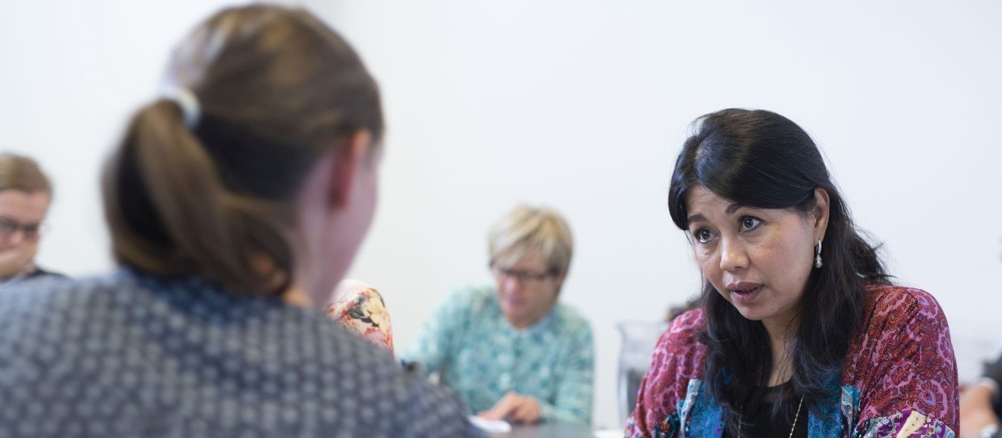 Billede af samtale mellem to kvinder