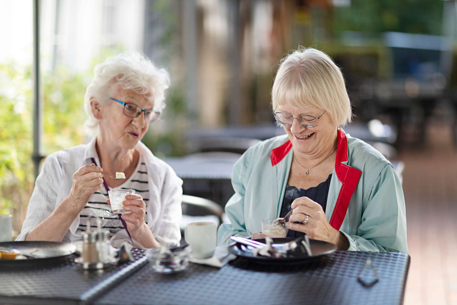 Billede af to kvinder, der spiser sammen.