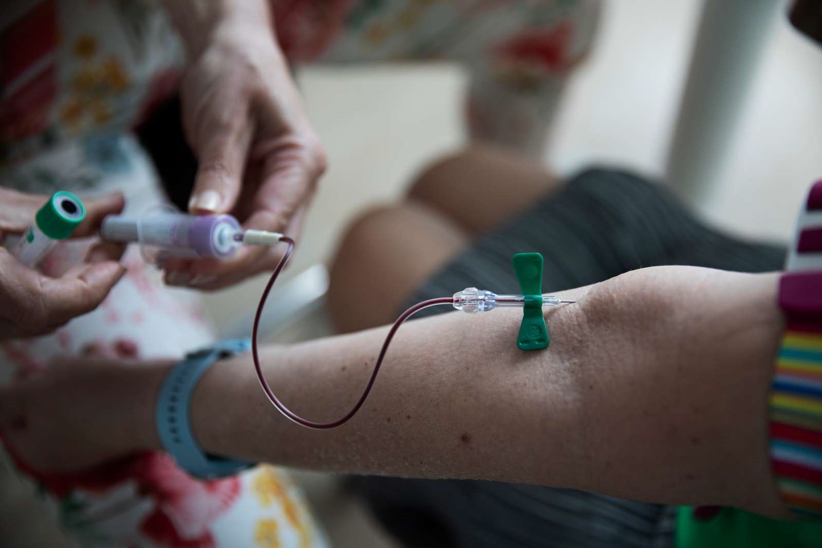 Billede af en blodprøve i armen