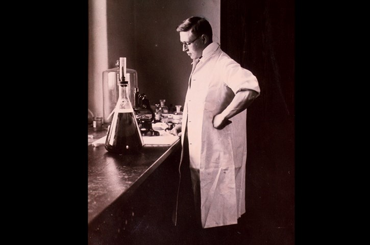 Arkivfoto af James Collip