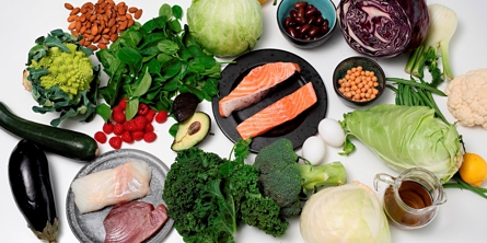 Billede af forskellige råvarer på et bord