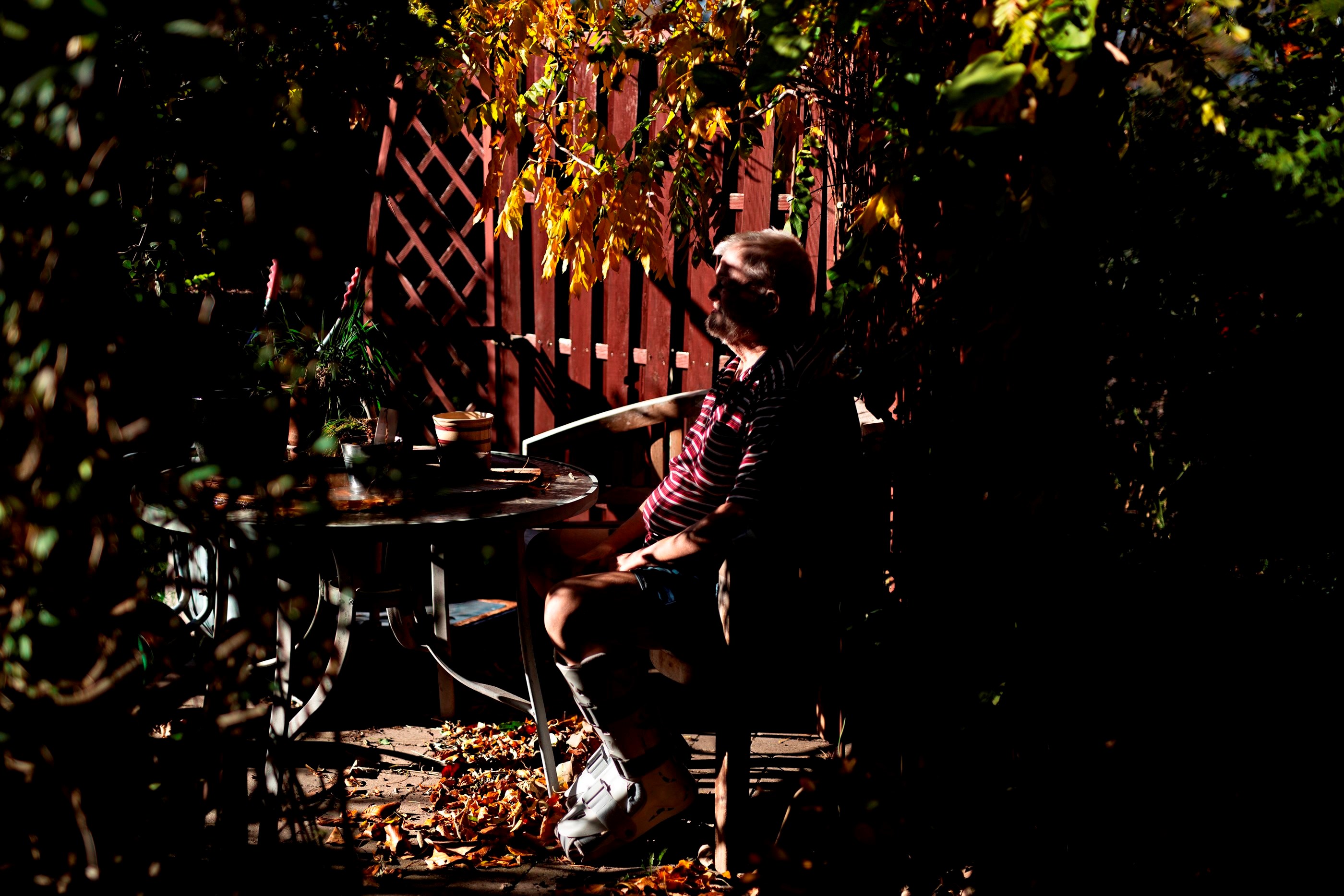 Billede af en mand i en have