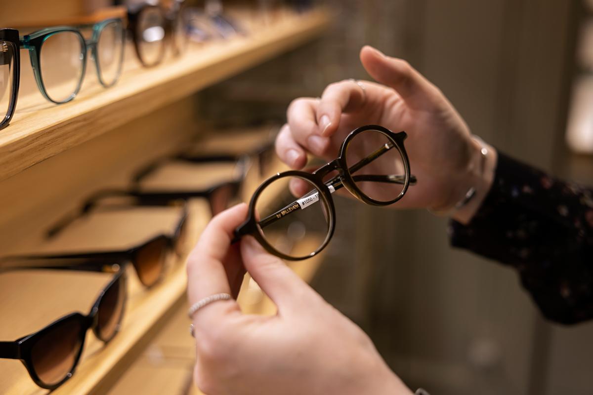 Billede af et par briller hos en optiker.