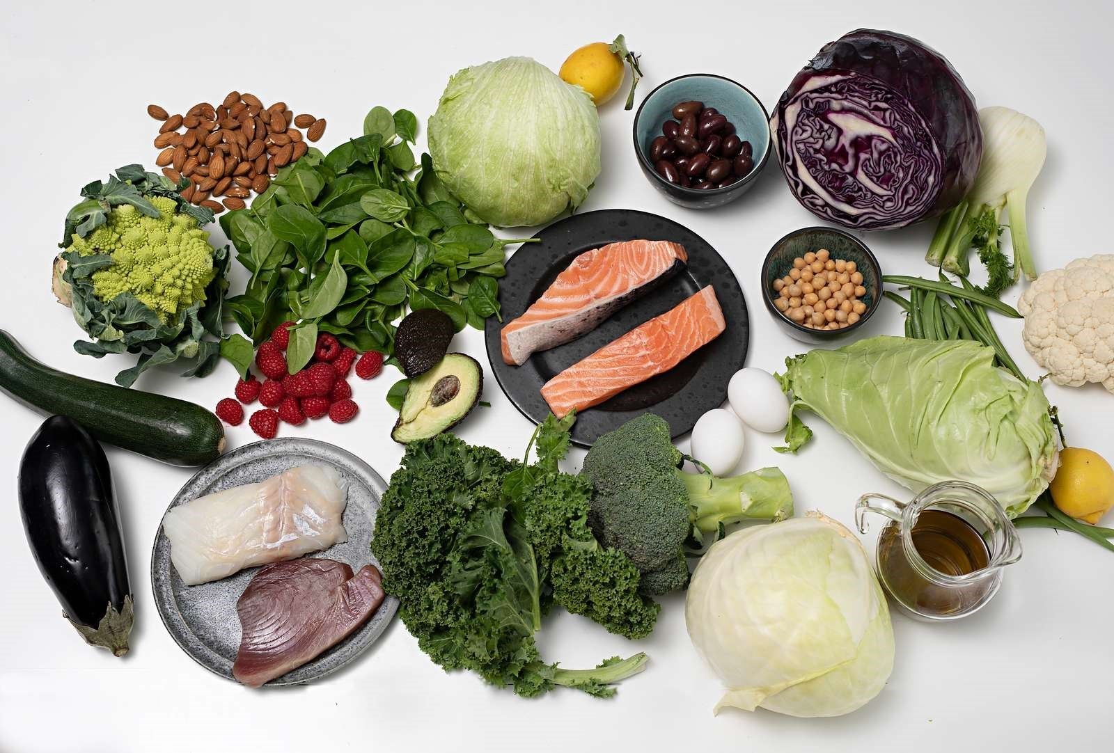 Billede af en masse grøntsager, fisk og kød, der er godt for kolesterolniveauet. 
